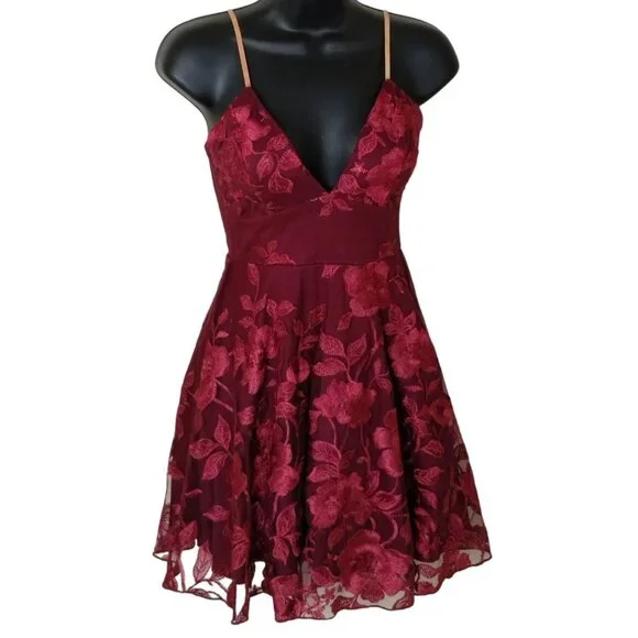 green emerald velvet dress Amazon.com: Trixxi Womens Juniors Floral Bow-Back Fit & Flare Dress Red 7 :  Clothing, Shoes & Jewelry